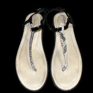 CLARK'S Somerset Seattle Spice T-Strap Flat Thong Sandals Black Snake SZ 9